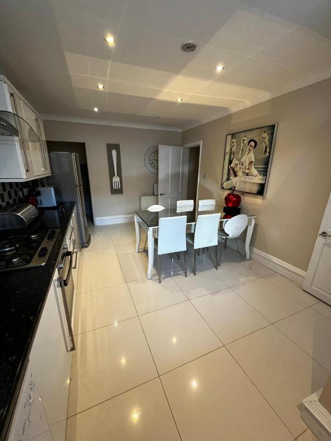 גלאזגו West End -Stunning, 2 Bedroom, Main Door Flat With Private Parking מראה חיצוני תמונה